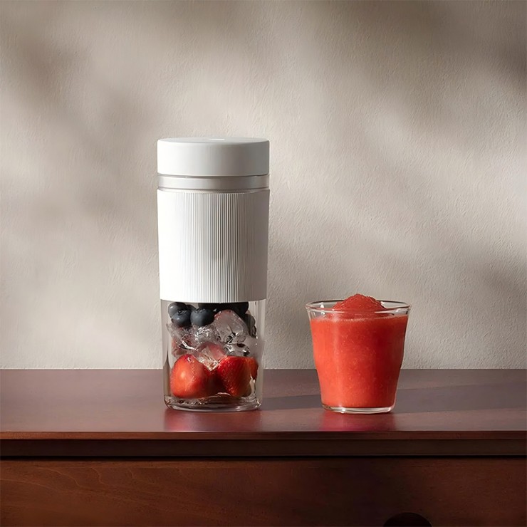 White simple portable electric juicer