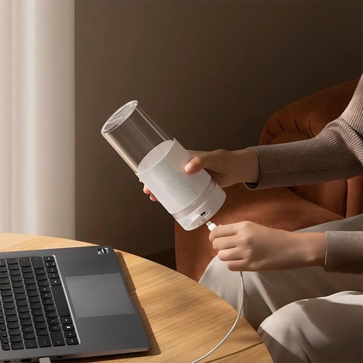 White simple portable electric juicer