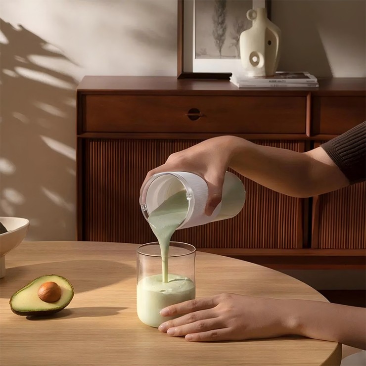 White simple portable electric juicer