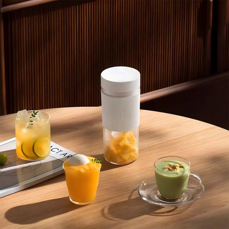 White simple portable electric juicer