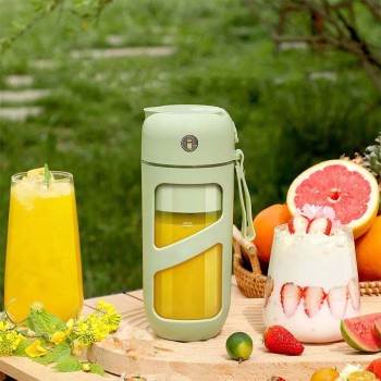 Green mini vacuum electric fruit juicer