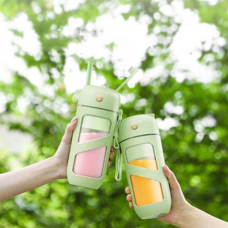 Green mini vacuum electric fruit juicer