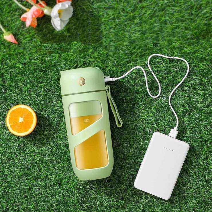 Green mini vacuum electric fruit juicer