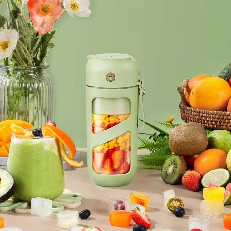 Green mini vacuum electric fruit juicer