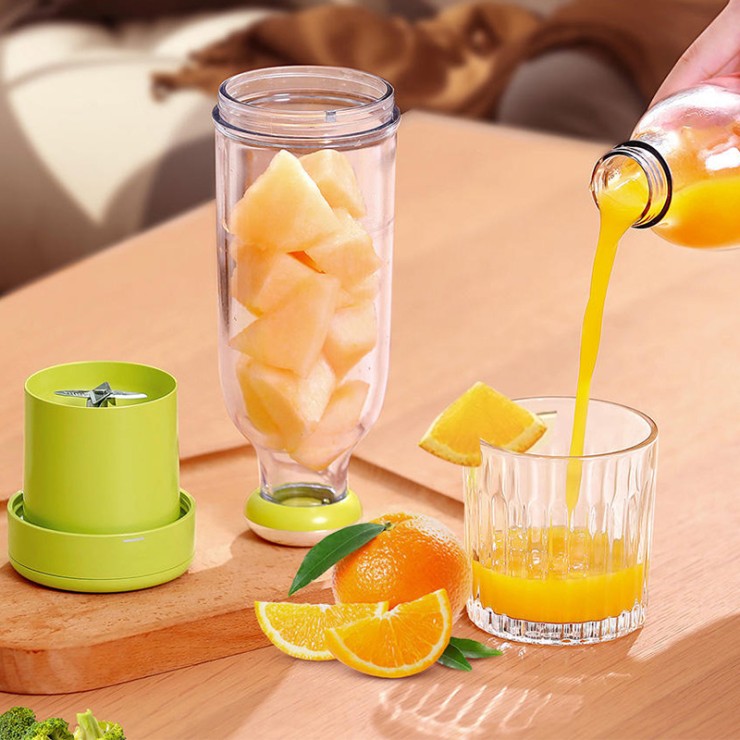 Smart and stylish mini portable fruit juicer