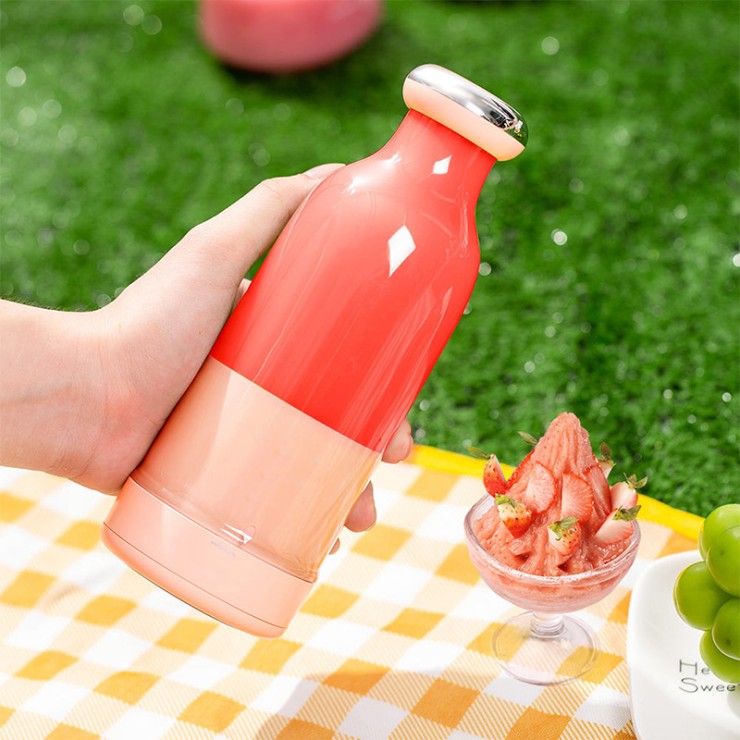 Smart and stylish mini portable fruit juicer
