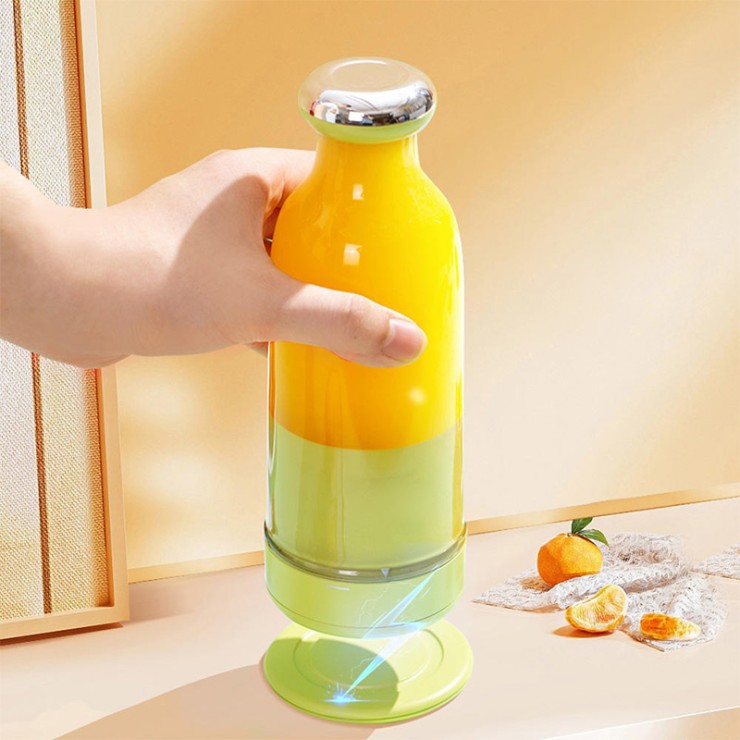 Smart and stylish mini portable fruit juicer