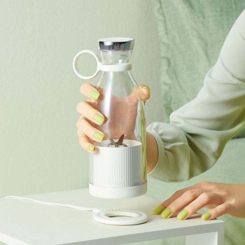 Multifunctional portable mini electric juicer