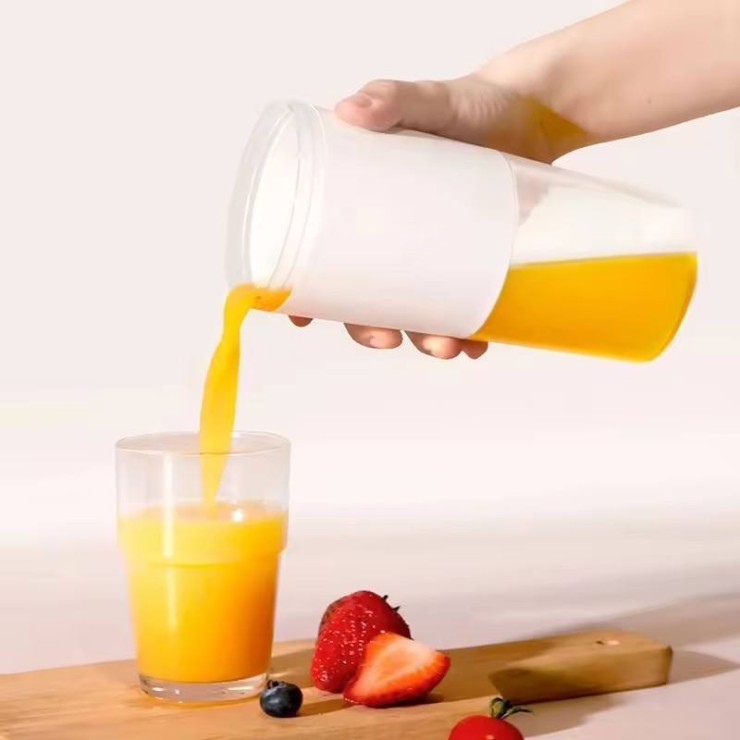 Portable white household electric juicer
