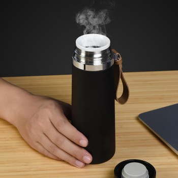 Insulated stainless steel mug with handle