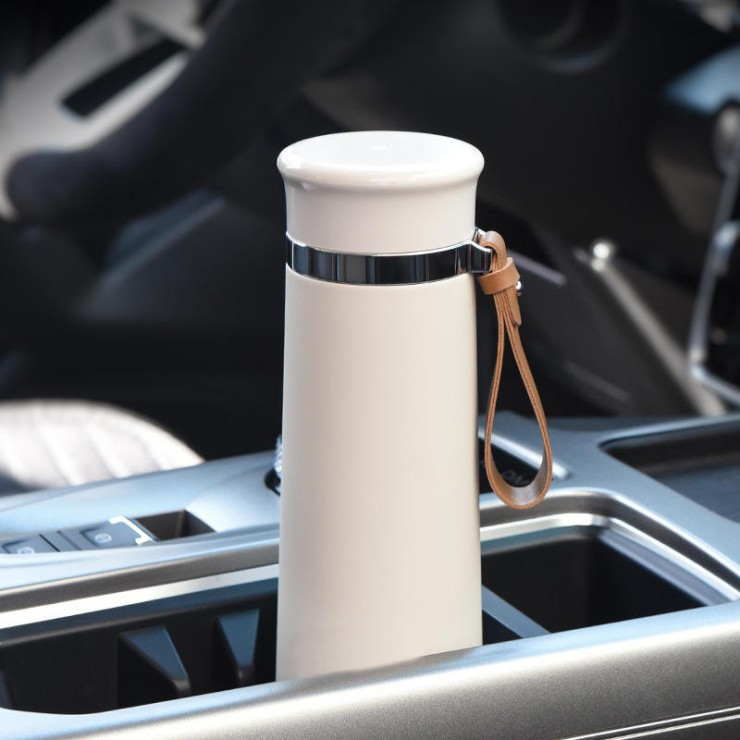 Insulated stainless steel mug with handle