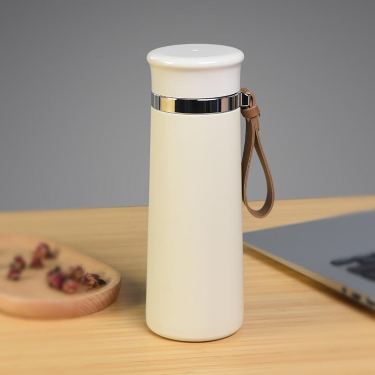 Insulated stainless steel mug with handle