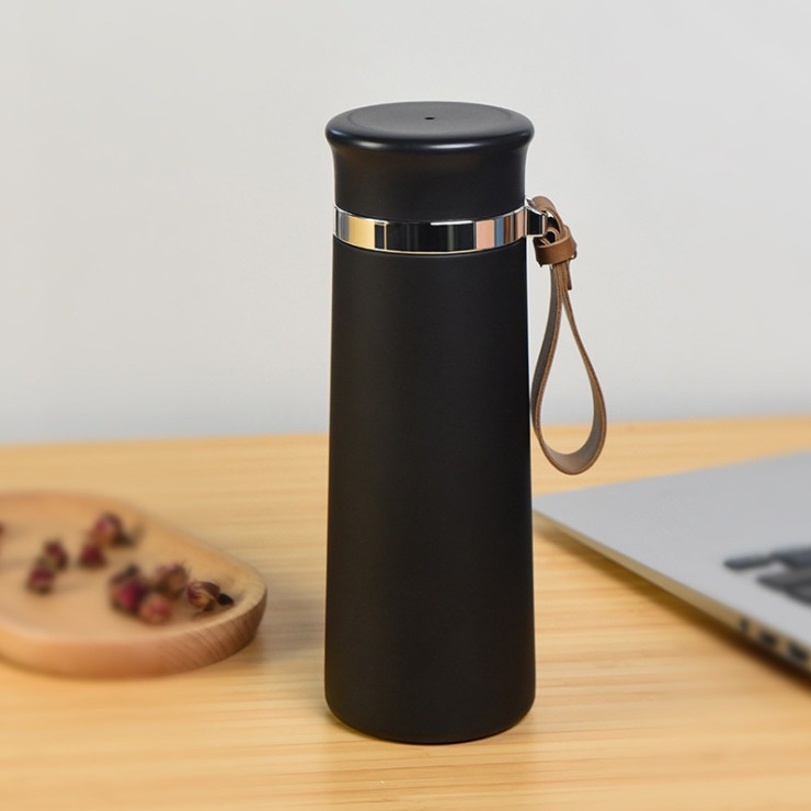 Insulated stainless steel mug with handle